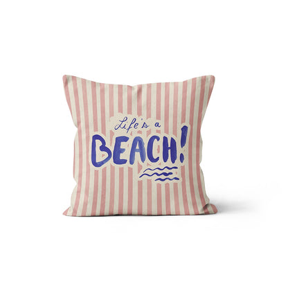 Coussin carré Life's a Beach à rayures roses et blanches avec texte bleu, collection Coast & Valley