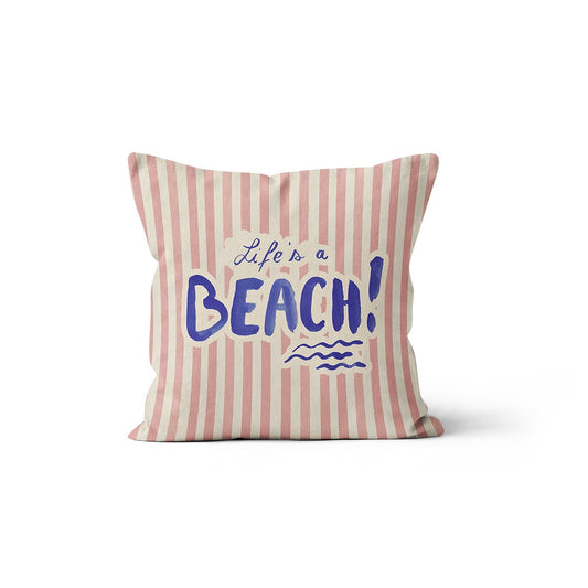 Coussin carré Life's a Beach à rayures roses et blanches avec texte bleu, collection Coast & Valley