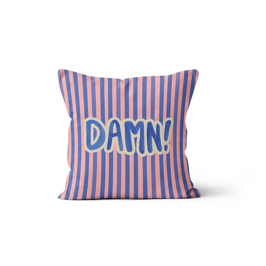Coussin rayé bleu et rose avec l'inscription typographique DAMN! au centre