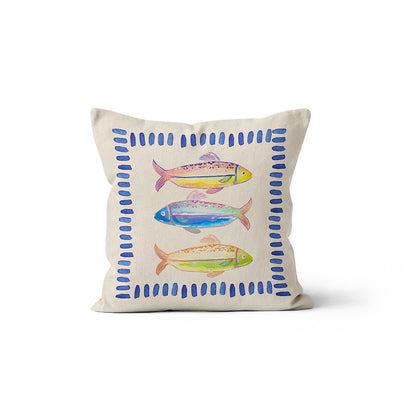 Coussin fond beige avec trois poissons colorés et un cadre en pointillés bleus