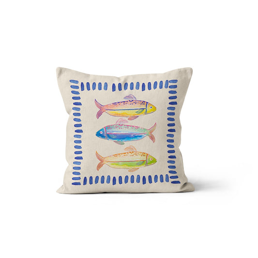 Coussin fond beige avec trois poissons colorés et un cadre en pointillés bleus