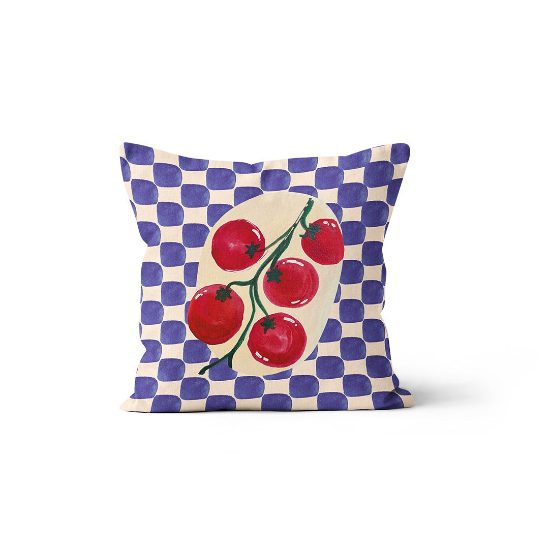 Coussin à motif damier bleu et blanc orné d'une grappe de tomates rouges