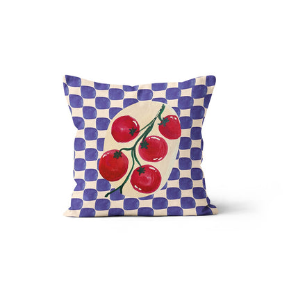 Coussin à motif damier bleu et blanc orné d'une grappe de tomates rouges