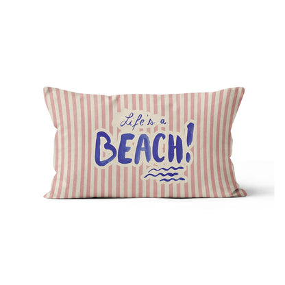 Coussin carré Life's a Beach à rayures roses et blanches avec texte bleu, collection Coast & Valley