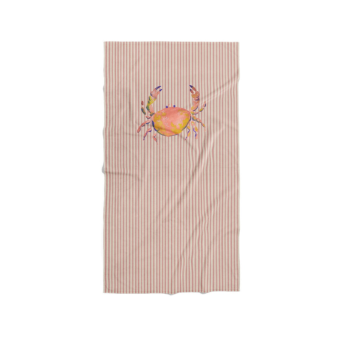 Serviette de plage rayée rose et blanche avec illustration d'un crabe coloré façon aquarelle