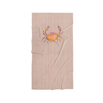 Serviette de plage rayée rose et blanche avec illustration d'un crabe coloré façon aquarelle