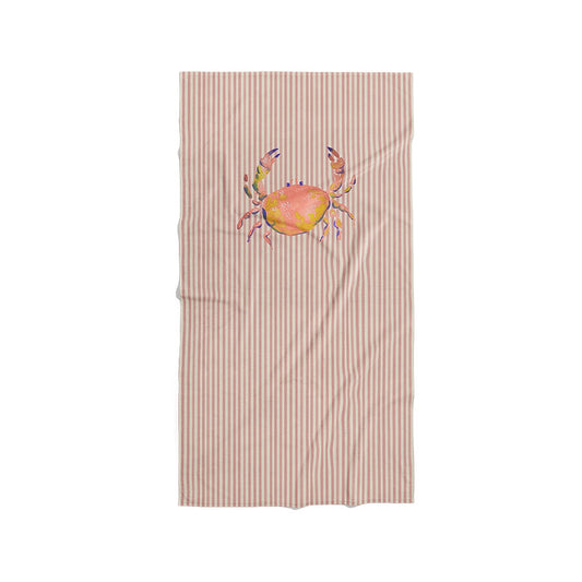 Serviette de plage rayée rose et blanche avec illustration d'un crabe coloré façon aquarelle