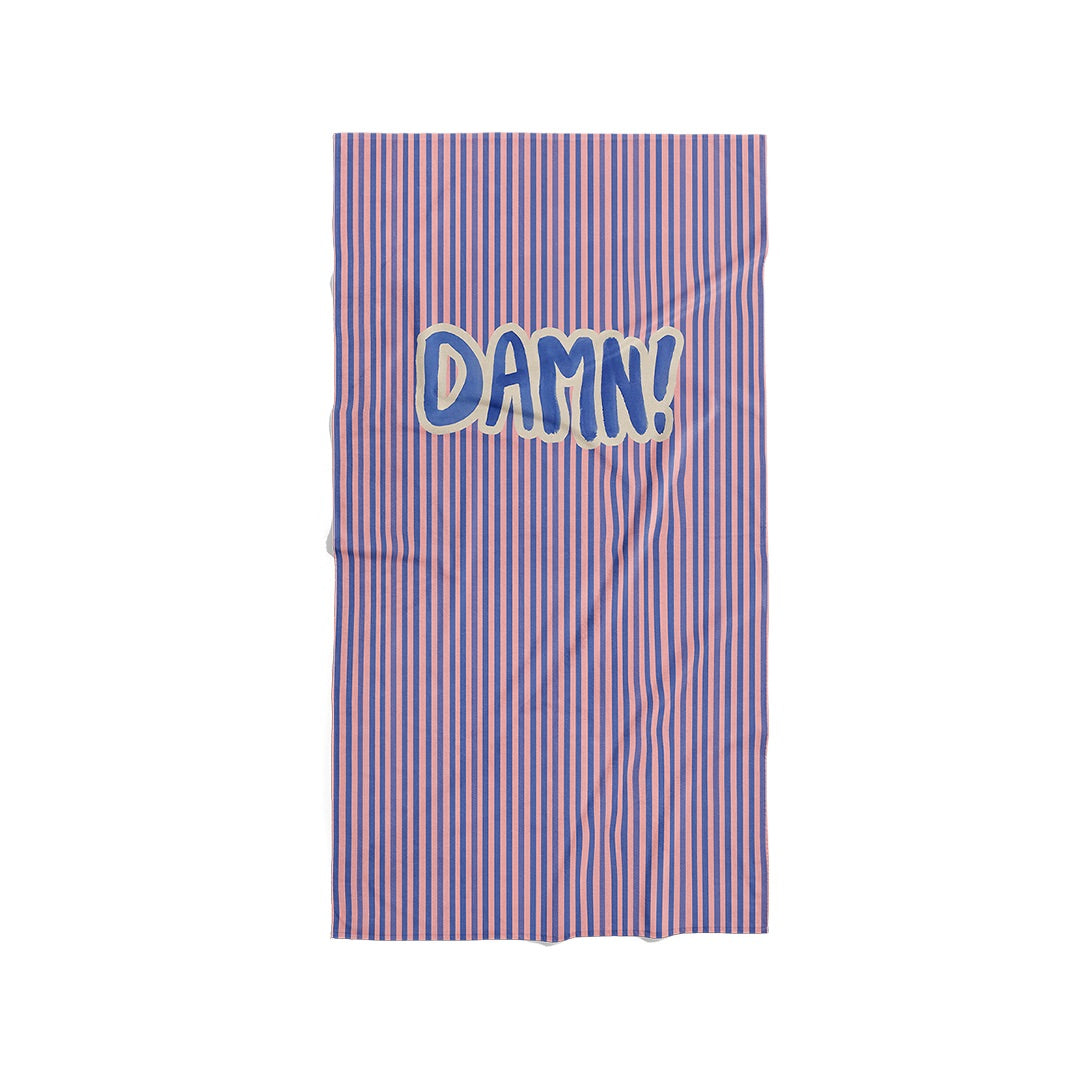 Serviette de plage rayée bleue et rose avec l'inscription typographique DAMN!