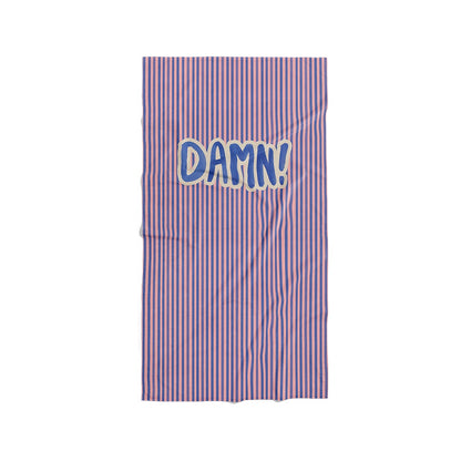 Serviette de plage rayée bleue et rose avec l'inscription typographique DAMN!