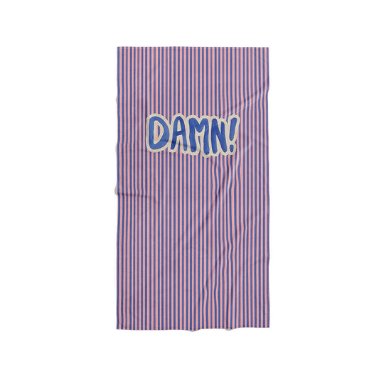 Serviette de plage rayée bleue et rose avec l'inscription typographique DAMN!