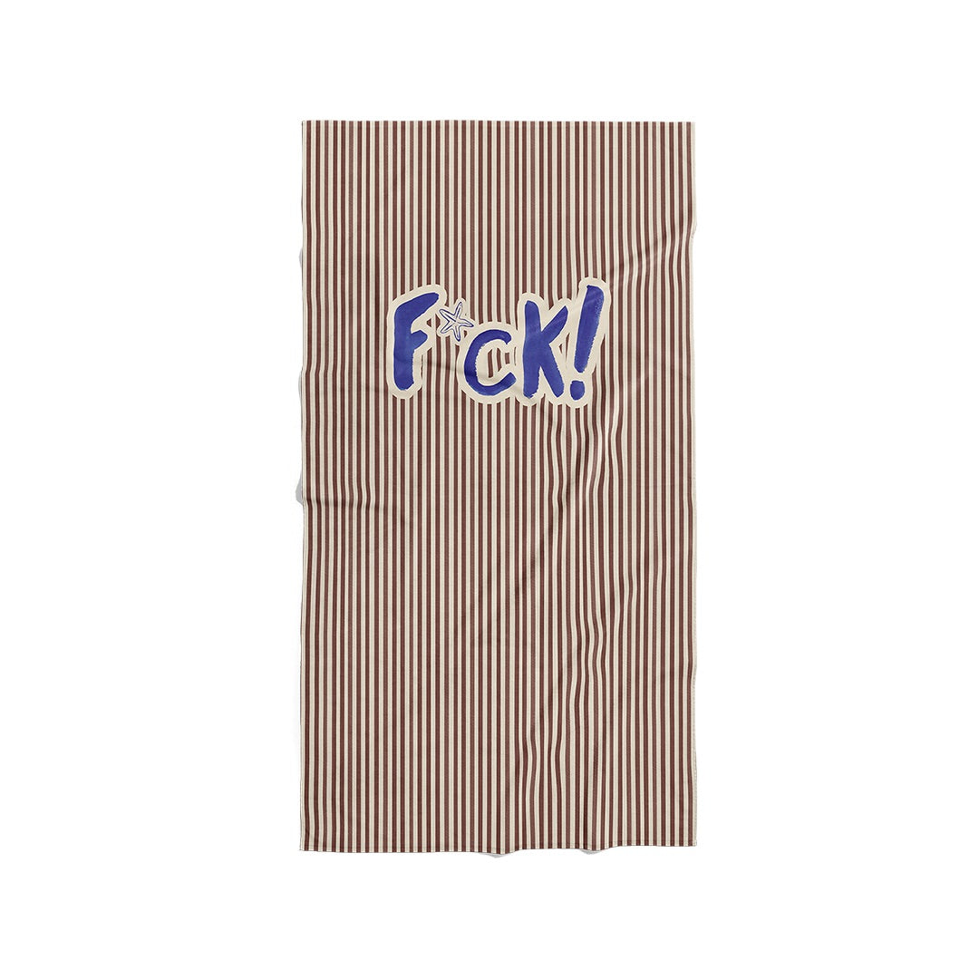 Serviette de plage à rayures marron et blanches avec le texte bleu F*ck!