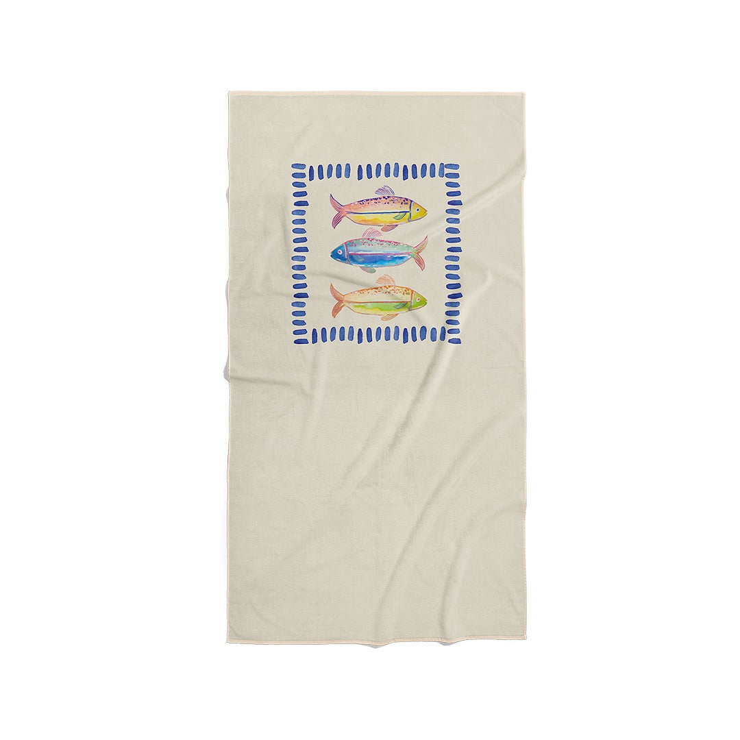 Serviette de plage fond beige avec trois poissons colorés et un cadre en pointillés bleus