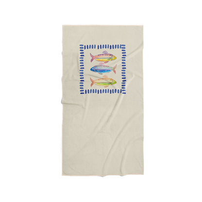 Serviette de plage fond beige avec trois poissons colorés et un cadre en pointillés bleus