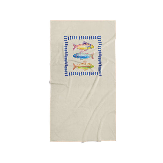 Serviette de plage fond beige avec trois poissons colorés et un cadre en pointillés bleus