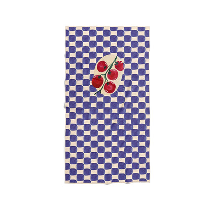 Serviette de plage à motif damier bleu et blanc ornée d'une grappe de tomates rouges
