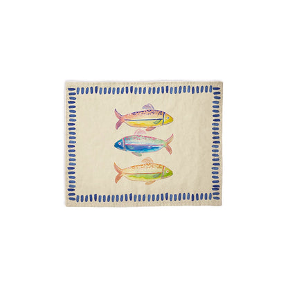 Set de table fond beige avec trois poissons colorés et un cadre en pointillés bleus