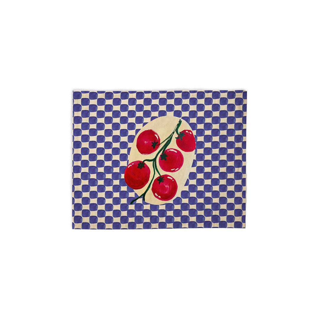 Set de table à motif damier bleu et blanc orné d'une grappe de tomates rouges