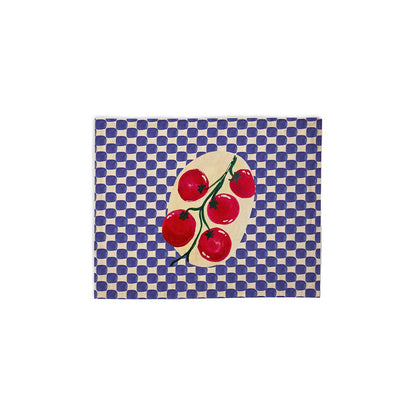 Set de table à motif damier bleu et blanc orné d'une grappe de tomates rouges