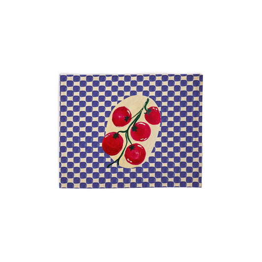 Set de table à motif damier bleu et blanc orné d'une grappe de tomates rouges
