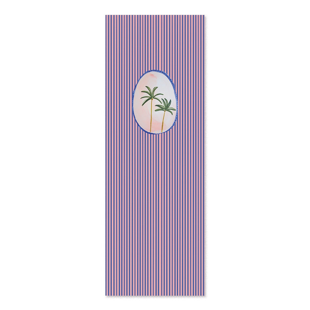 Transat à rayures bleues et roses avec motif de palmiers dans un médaillon