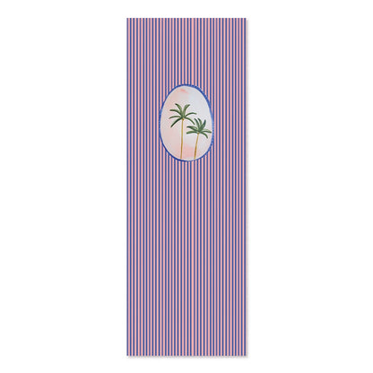 Transat à rayures bleues et roses avec motif de palmiers dans un médaillon