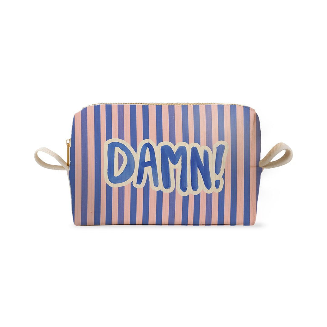 Trousse rayée bleue et rose avec l'inscription typographique DAMN!