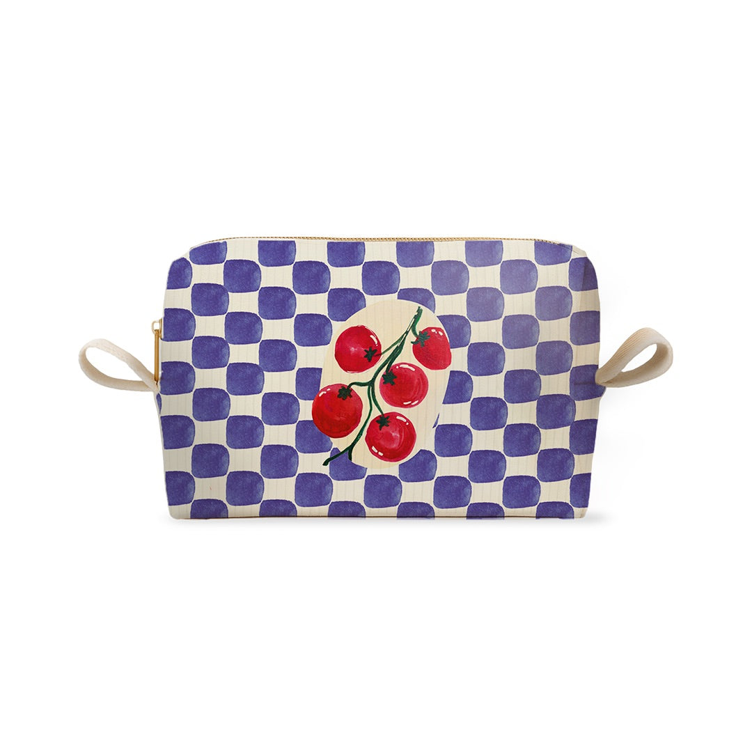 Trousse à motif damier bleu et blanc orné d'une grappe de tomates rouges